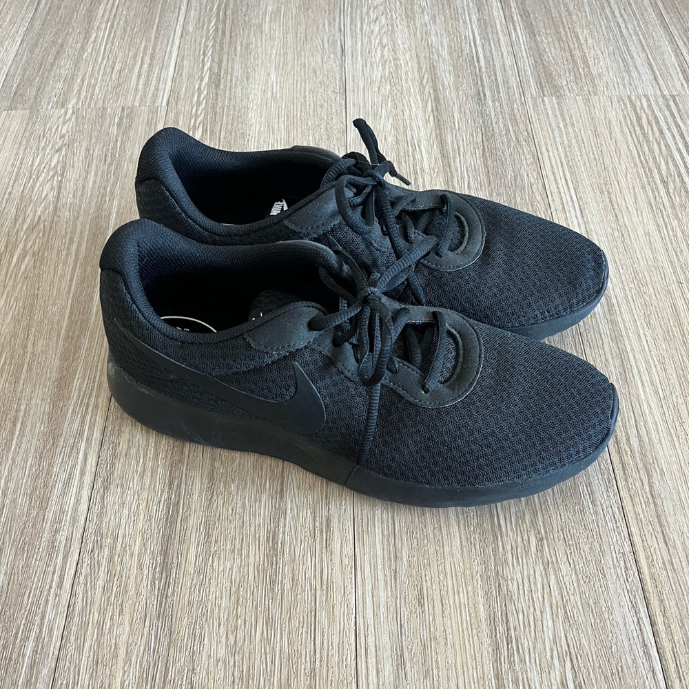 Nike Tanjun Women’s Sneakers
